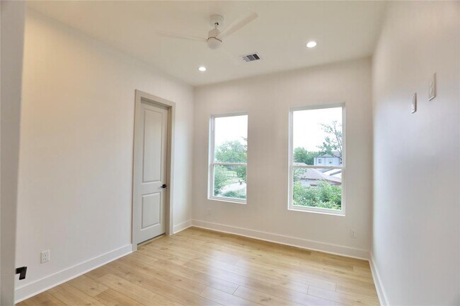 Building Photo - 510 E 37th St