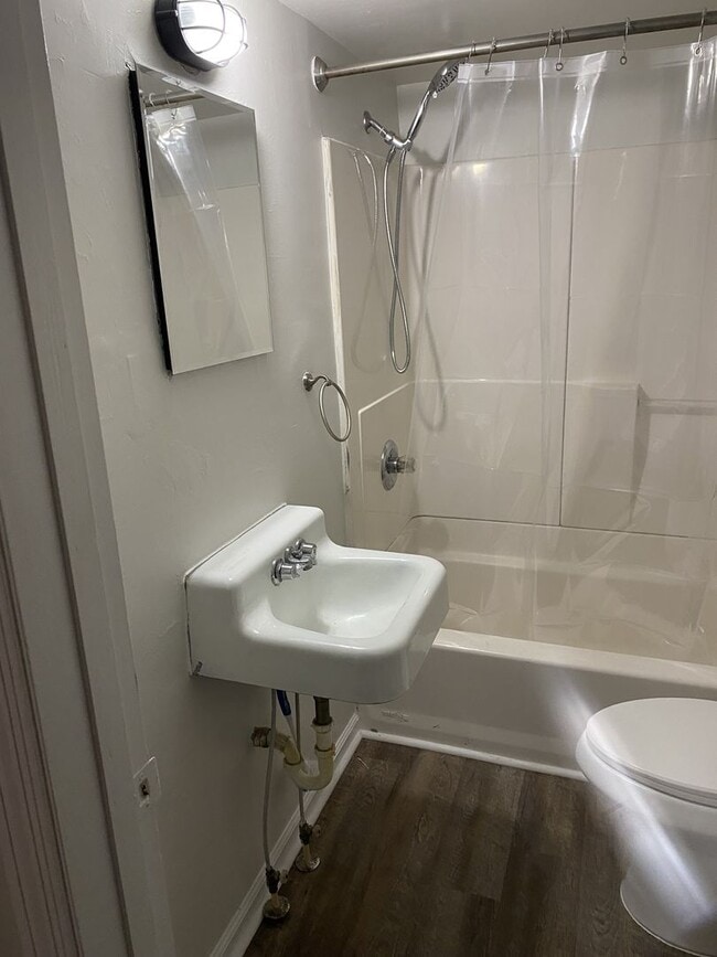 Building Photo - ! This charming one-bedroom oasis is now available, and it comes with a fantastic 2-year lease. D...