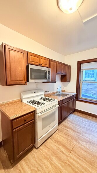Building Photo - 4453 W Dickens Ave