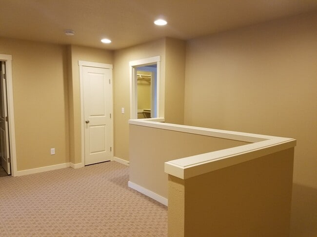 Building Photo - Beautiful Townhome in perfect location, only minutes from I-5