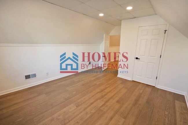 Building Photo - 910 Harriet St