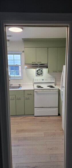 Kitchen - 4050 Forest Hill Ave