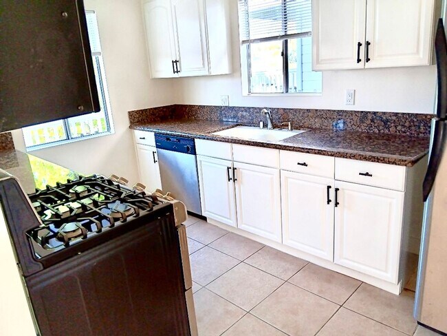 Building Photo - 2 bed 2 bath ocean view Stand alone bungalow by the beach