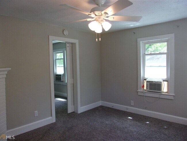 Building Photo - 225 Lowry St NE