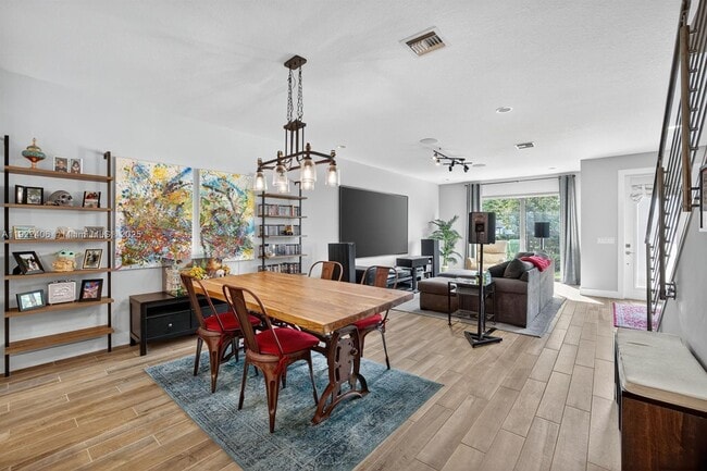 Building Photo - 1402 SW 4th Ave