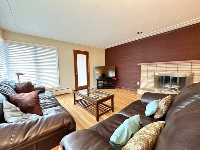 Building Photo - AVAILABLE AUG 19th - 4 BEDROOM 3 BATHROOM - GORGEOUS LAKE VIEWS