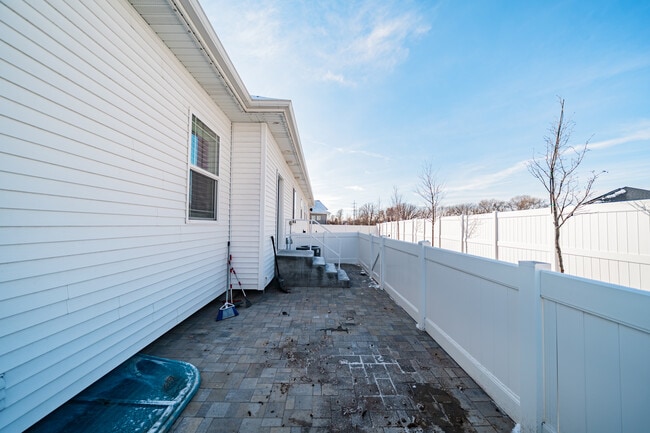 Building Photo - 949 Greenwillow Ln