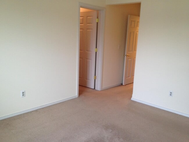 Building Photo - 35413 Oakwood Dr
