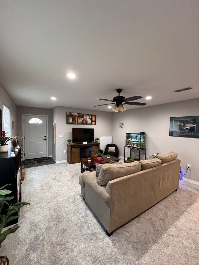 Building Photo - Spacious 3 bedroom home !