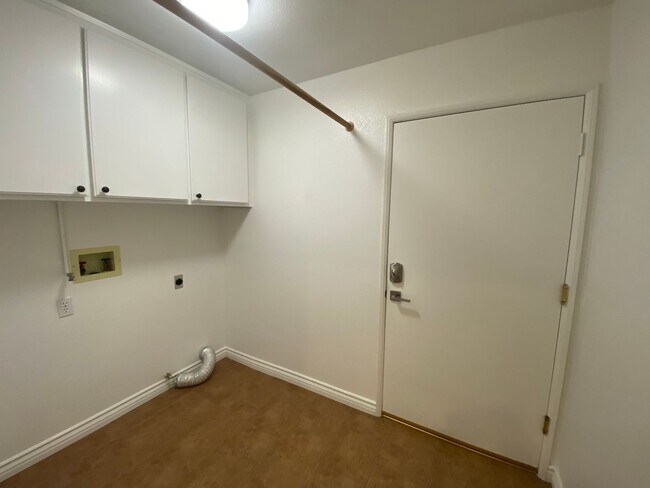 Building Photo - 5828 Ave L11