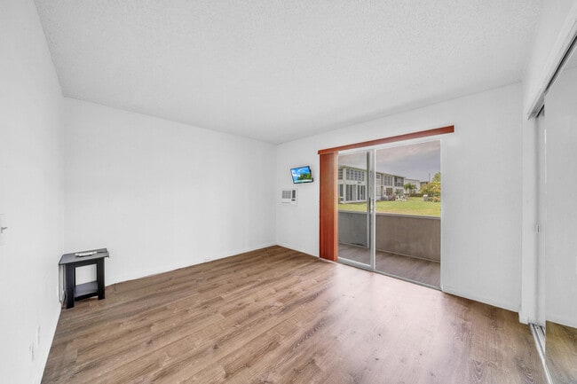 Building Photo - 127 Westbury E
