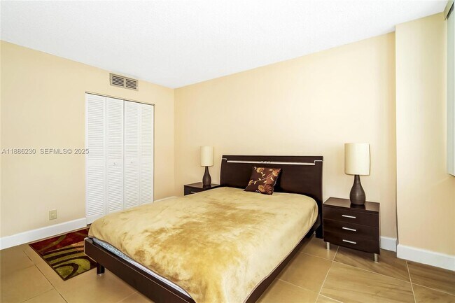 Building Photo - 2030 S Ocean Dr