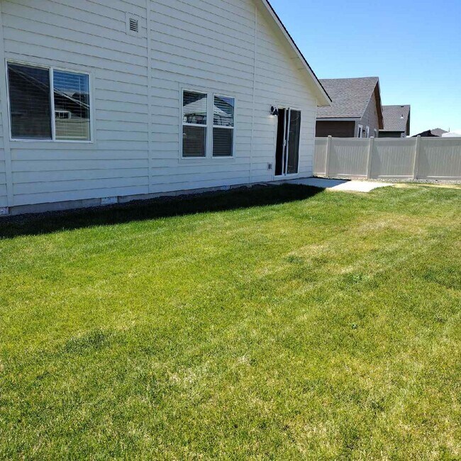 Building Photo - Great Nampa Home with Bonus Room!