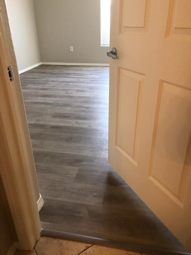 Building Photo - 3975 N Hualapai Way