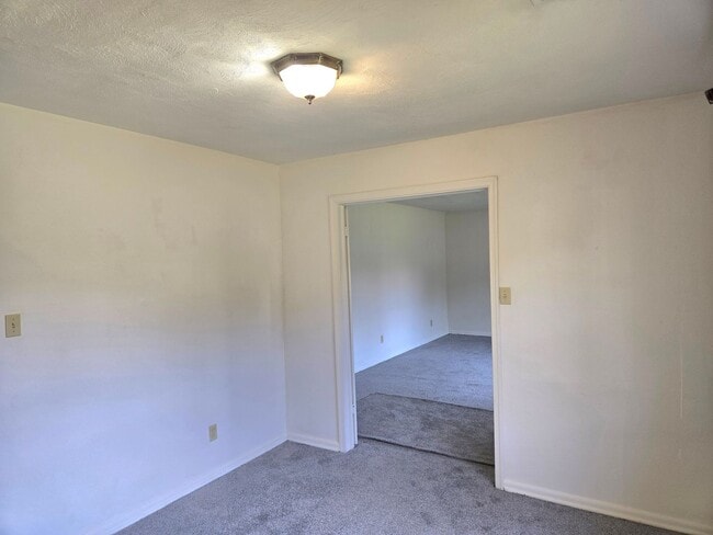 Building Photo - Move In Ready!