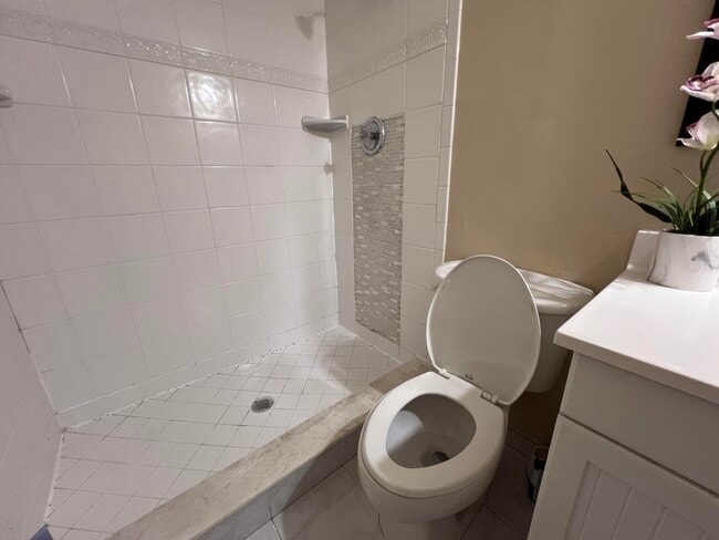 Building Photo - 5202 Bayside Dr