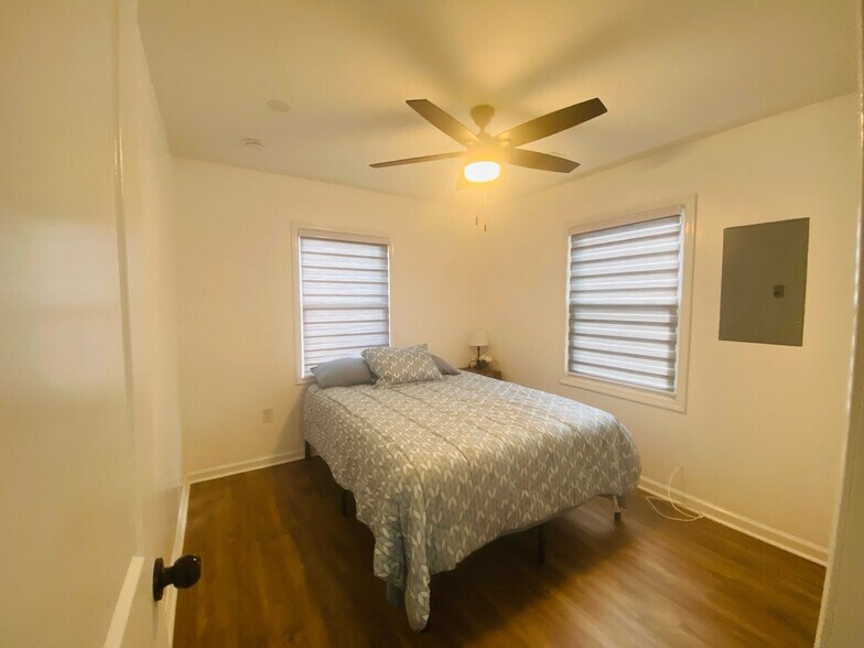 Bedroom with Queen size bed - 311 Penniman Rd