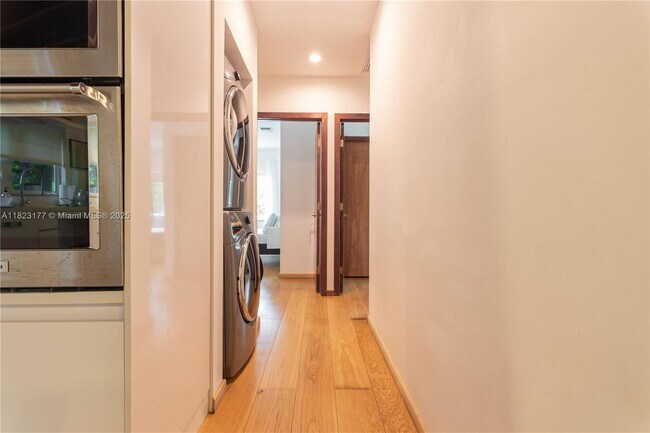 Building Photo - 521 NE 68th St