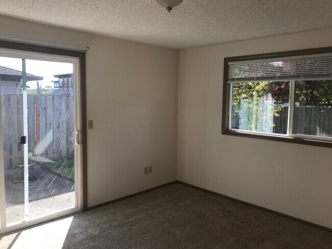 Building Photo - 129 NE Kingwood Dr