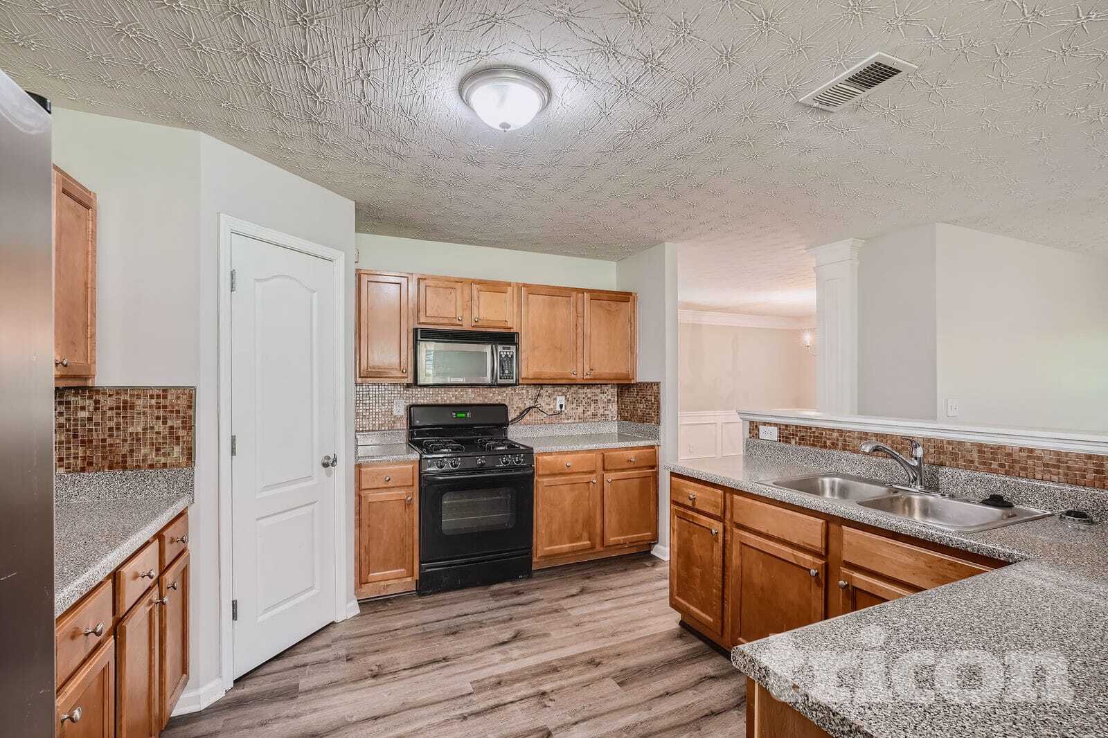 Building Photo - 552 Howell Dr