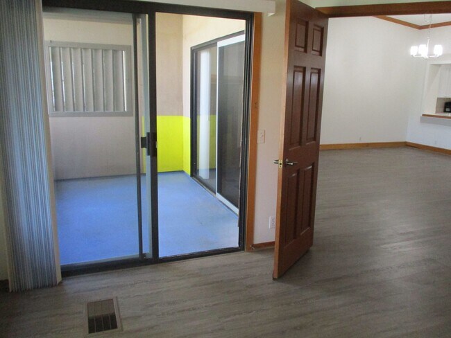 Building Photo - The Boardwalk in La Jolla 2 bdr 2 bath 3 f...