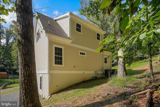 Building Photo - 255 Laurel Ln