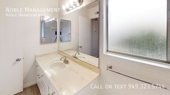 Building Photo - 2721 E Almond Ave