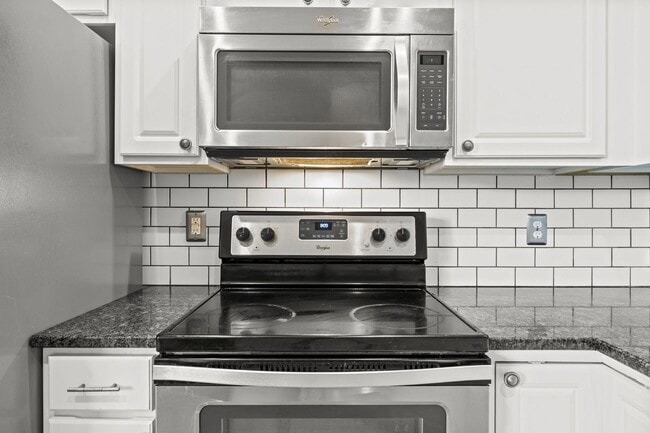 Building Photo - Spacious 3 Story Townhome Located in the Heart Raleigh! Available Now!