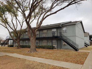 Building Photo - Alturas Eleventh
