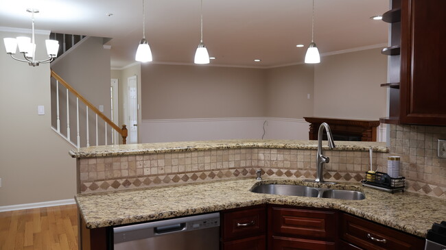 Building Photo - 45 Bristol Ct