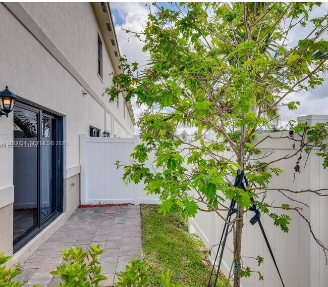 Building Photo - 606 SW 12th St