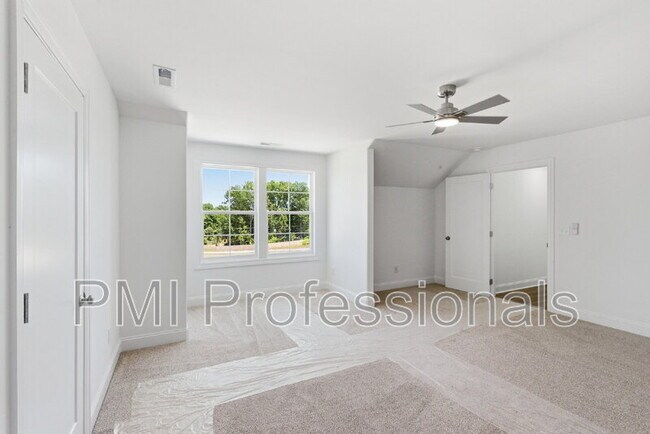 Building Photo - 406 Legends Court