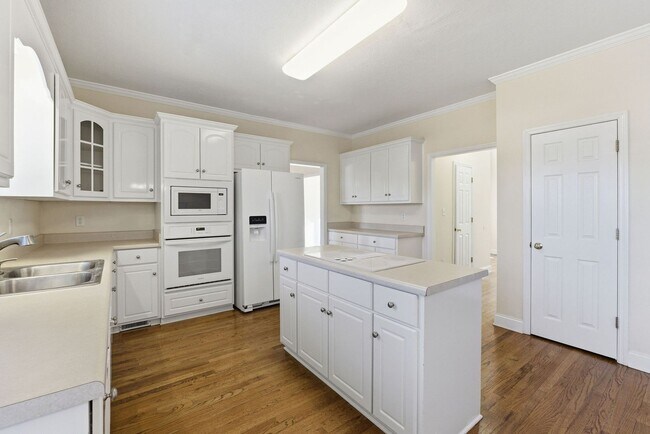Building Photo - 330 Gardenia Dr
