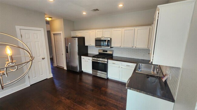 Building Photo - 8404 Tetbury Cove