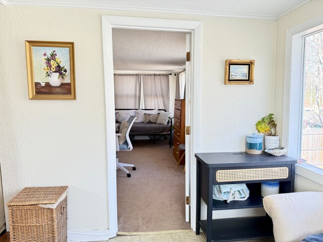 Building Photo - Sunny 1+ Bedroom Single family Home