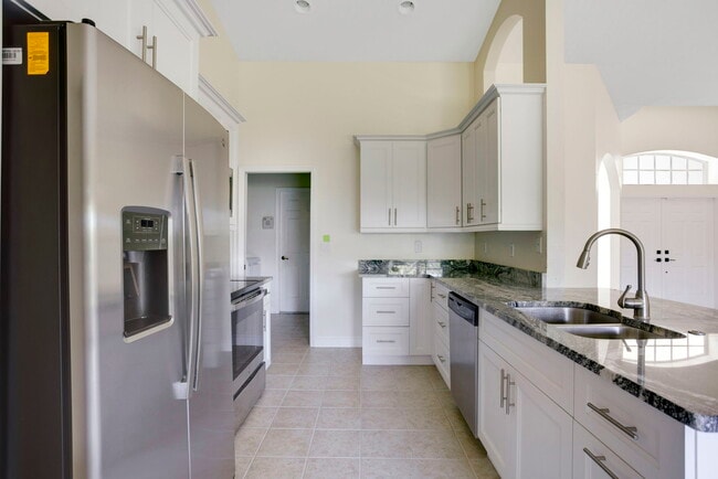 Building Photo - 2652 SW 29th Ave