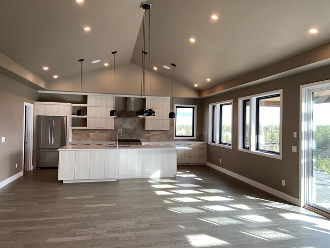 Building Photo - Newer, Modern Construction Home in Tetherow