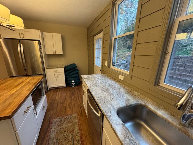 Building Photo - Beautifully Renovated 3BR Row Home in Deutschtown – Spacious, Modern & Incredible Location