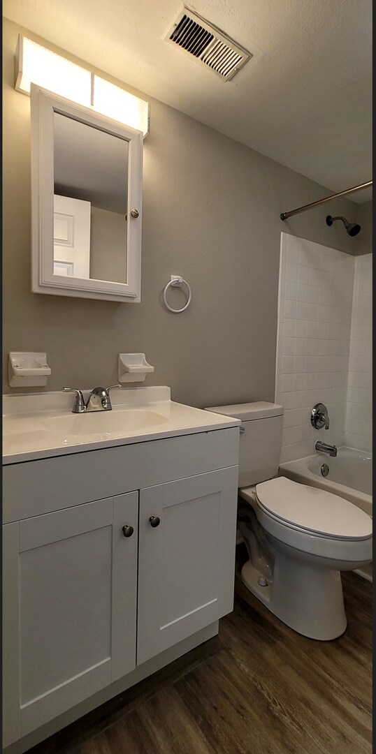 Building Photo - Spacious top floor  2 bedroom 1 bath Apart...