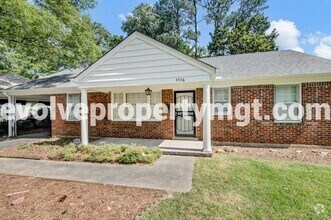Building Photo - STUNNING RENOVATION IN PRIME LOCATION!!