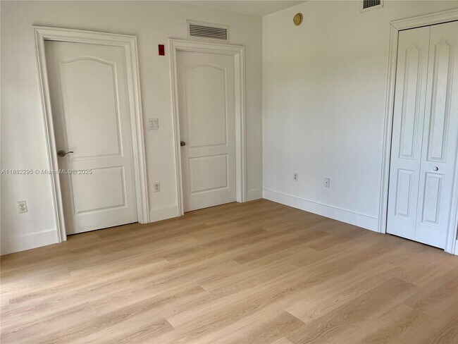 Building Photo - 120 SW 37th Ave