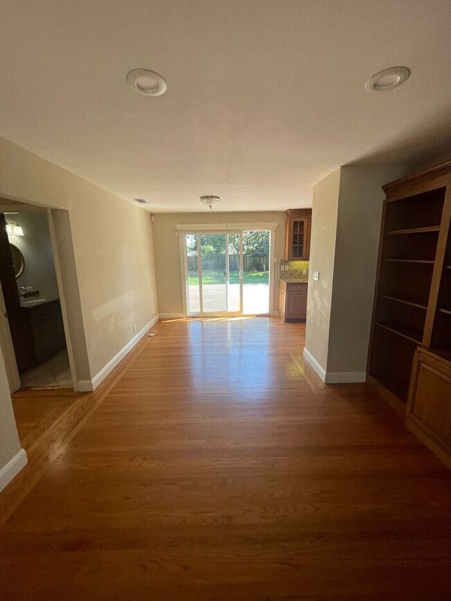 Building Photo - Great 3 Bedrooms 1 Bath home near Lake Chabot