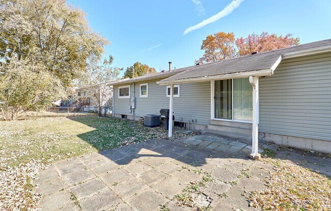 Building Photo - 2365 N Pointe Ln