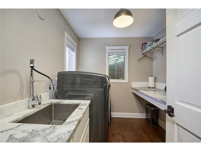 Building Photo - 1832 Essex Rd