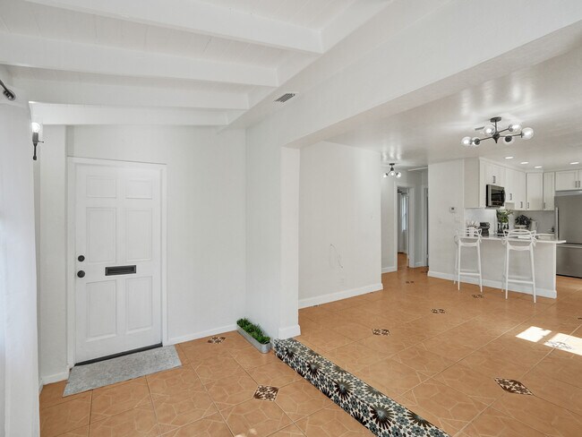 Building Photo - 920 NE 34th Ct