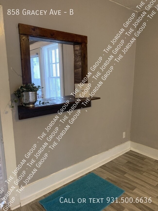 Building Photo - 858 Gracey Ave