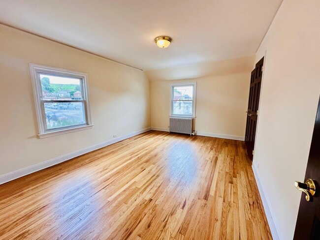 Building Photo - 47 Aqueduct Ave