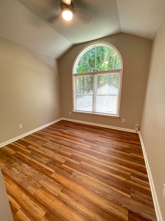 Building Photo - Charming, updated 3br house w/ separate ga...