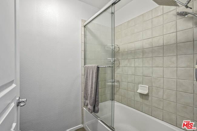 Building Photo - 7320 Hawthorn Ave