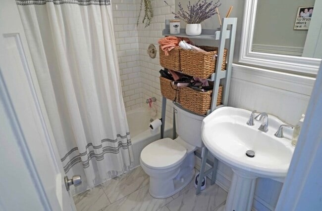 Building Photo - 104 H St